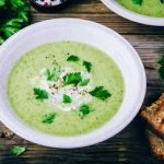 Courgettesoep met Parmezaanse kaas en basilicum