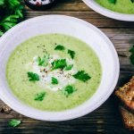Courgettesoep met Parmezaanse kaas en basilicum